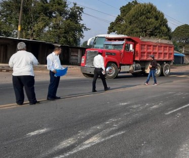 Un  grupo de conductores de turismo independiente de la región de Xalapa, se plantaron en la carretera Xalapa- Perote a la altura del municipio de Las Vigas, solicitando apoyo económico a los automovilistas, pues a causa de la contingencia sanitaria no cuentan con ingresos para sostenimiento de sus familias.