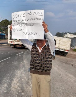 Un  grupo de conductores de turismo independiente de la región de Xalapa, se plantaron en la carretera Xalapa- Perote a la altura del municipio de Las Vigas, solicitando apoyo económico a los automovilistas, pues a causa de la contingencia sanitaria no cuentan con ingresos para sostenimiento de sus familias. 