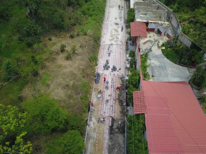 Gran avance en la construcción del Camino a la Comunidad de Santa Rosa en el Municipio de Teocelo. El Alcalde Mario Antonio Chama Díaz, realiza supervisión de obra la cual registra un importante progreso en la construcción de su segunda etapa, que incluye la instalación de  la red de distribución de agua, así como los trabajos de adecuación en viviendas que colindan con el camino.