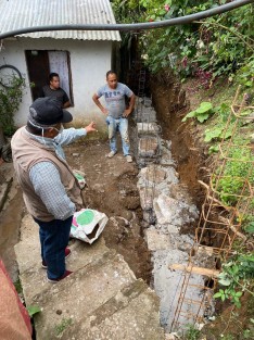 Gran avance en la construcción del Camino a la Comunidad de Santa Rosa en el Municipio de Teocelo. El Alcalde Mario Antonio Chama Díaz, realiza supervisión de obra la cual registra un importante progreso en la construcción de su segunda etapa, que incluye la instalación de  la red de distribución de agua, así como los trabajos de adecuación en viviendas que colindan con el camino. 