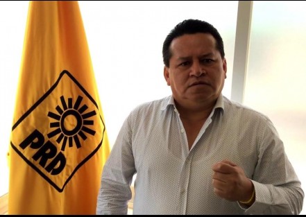  decir del representante del PRD, ante el Organismo Público Local Electoral ( OPLE), Sergio Cadena Martínez, la denuncia que el PRD presentó ante este organismo, confirmó que los Diputados locales y federales de Morena, aprovechándose de la pandemia del Coronavirus Covid-19, utilizaban recursos públicos para autopromocionarse. 