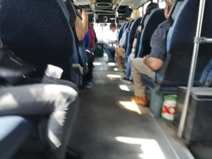 Mientras autoridades de Salud están recomendando a transportistas incrementar las medidas sanitarias en sus unidades, en las del Servicio Urbano de Xalapa, al igual que en otras líneas, son nulas las medidas. 