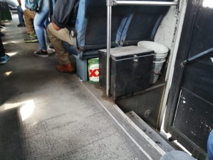 Usuarios piden a las autoridades mayores medidas sanitarias en el transporte público, mientras los transportistas consideran las recomendaciones de la Secretaría de Salud, casi imposibles de acatar; por ejemplo, la de disminuir el número de pasajeros por unidad. 