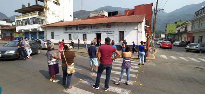  Este jueves en Río Blanco,Ver.,  vecinos de la Unidad Habitacional Villas de Las Haciendas 2 bloquearon las oficinas de la Comisión del Agua de Veracruz, en demanda de que se les dé solución a la falta de agua a más de 700 familias.  