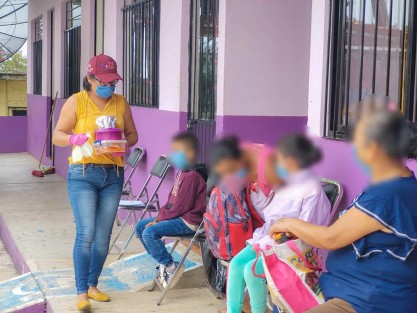 El Comedor Comunitario  en las instalaciones del Sistema DIF Municipal de Teocelo, Ver., continúa brindando  servicio los días martes y jueves a partir de las tres de la tarde; este jueves se atendió a más de cien personas que acudieron para disfrutar del menú que se ofreció. Así se brinda certeza alimentaria y respaldo a las familias en situación de vulnerabilidad de ese municipio, ante la contingencia sanitaria por COVID-19. 