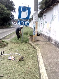  Personal de parques y jardines realizan mantenimiento y limpieza en las áreas verdes de la entrada de nuestro municipio. 