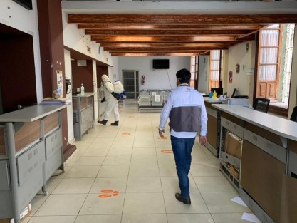 Como parte de la Estrategia Estatal contra el coronavirus, la Secretaría de Salud (SS) realiza trabajos de desinfección de espacios públicos, distribución de equipo de protección personal, toma de muestras de agua, así como la difusión de material informativo, a fin de continuar con la prevención de contagios. 