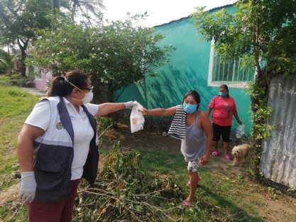 Como parte de la Estrategia Estatal contra el coronavirus, la Secretaría de Salud (SS) realiza trabajos de desinfección de espacios públicos, distribución de equipo de protección personal, toma de muestras de agua, así como la difusión de material informativo, a fin de continuar con la prevención de contagios. 