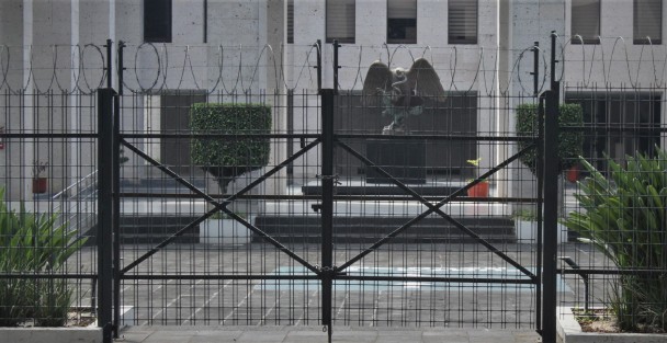 Continúa con restricciones el acceso al Palacio Legislativo, por la contingencia sanitaria. Las únicas áreas que están laborando son la Presidencia, la Secretarpia del Congreso y la Oficialía de partes. 