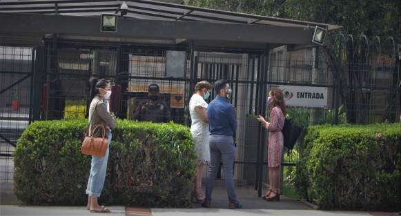 Al parecer las restricciones para acceder al Palacio Legislativo son parejas, pues hasta ediles tuvieron que hacer antesala.  Se espera que en breve se retomen las actividades en este recinto, por supuesto con las debidas restricciones. 