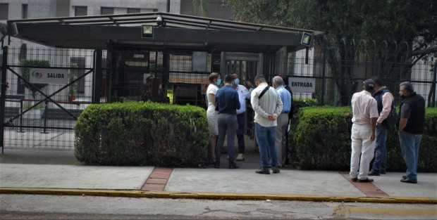 Al parecer las restricciones para acceder al Palacio Legislativo son parejas, pues hasta ediles tuvieron que hacer antesala.  Se espera que en breve se retomen las actividades en este recinto, por supuesto con las debidas restricciones. 