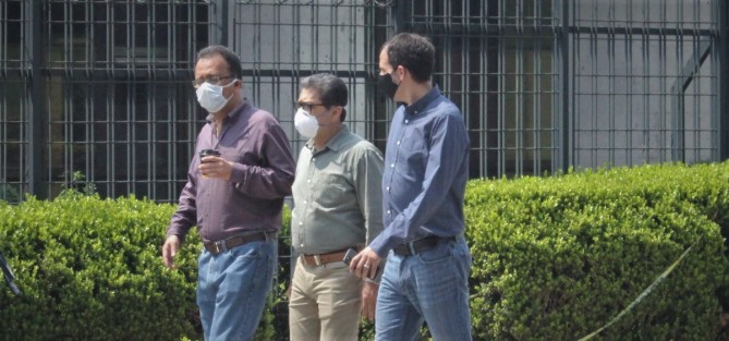Al parecer las restricciones para acceder al Palacio Legislativo son parejas, pues hasta ediles tuvieron que hacer antesala.  Se espera que en breve se retomen las actividades en este recinto, por supuesto con las debidas restricciones. 
