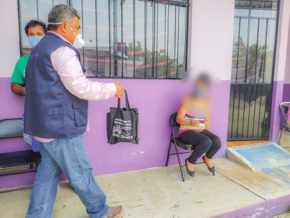 El  Alcalde de Teocelo, Mario Antonio Chama Díaz y la Síndica Municipal, Zayra del Carmen Martínez, estuvieron presentes en las instalaciones del DIF municipal y apoyaron en el Comedor Comunitario donde la Presidenta del Sistema Municipal DIF Teocelo Mara Chama Villa y su equipo sirvieron alimentos aproximadamente a 200 personas, como lo hacen los días martes y jueves a partir de las tres de la tarde. 