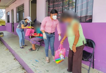 El  Alcalde de Teocelo, Mario Antonio Chama Díaz y la Síndica Municipal, Zayra del Carmen Martínez, estuvieron presentes en las instalaciones del DIF municipal y apoyaron en el Comedor Comunitario donde la Presidenta del Sistema Municipal DIF Teocelo Mara Chama Villa y su equipo sirvieron alimentos aproximadamente a 200 personas, como lo hacen los días martes y jueves a partir de las tres de la tarde. 