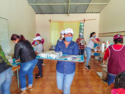 En el Comedor Comunitario en las instalaciones del Sistema DIF Municipal Teocelo, que preside Mara Chama Villa, se brinda certeza alimentaria y respaldo a las familias en situación de vulnerabilidad de nuestro municipio, ante la contingencia sanitaria por COVID-19.