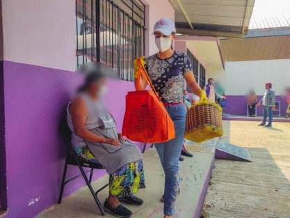 La presidenta del DIF Teocelo, Mara Chama Villa, agradece a <em>Mole Virues</em>, <em>Agua Texolo</em>, <em>Agua la Isla</em>, frutas y verduras por aportación de ciudadanos de la región, tortillerías de Teocelo; <em>Dios Tigre</em> y <em>D’ Alpez</em>, pollería <em>Doña Concha</em> por su colaboración y solidaridad con el Comedor Comunitario.  