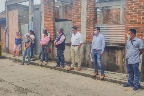 El Alcalde de Teocelo, Mario Antonio Chama Díaz; la Síndica Municipal Zayra del Carmen Martínez Andrade; el Regidor, Luis Valencia López; la Secretaría del Ayuntamiento, Trinidad Martínez Larios, la Presidenta del DIF Municipal  Mara Chama  y los Directores de Obras, Alberto Lucas Marín y de Desarrollo Urbano y Catastro, Rafael Xilot, se reunieron con vecinos de la calle Bernarda Soto y Texcatitlán, con el objetivo de  buscar y analizar opciones viables  para la rehabilitación del drenaje sanitario de dicha calle. 