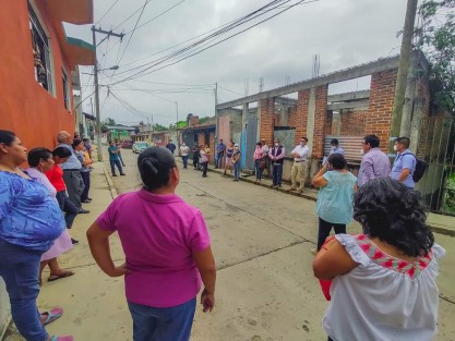 Durante la reunión en la que se mantuvo la Sana Distancia, los Ediles del Ayuntamiento, propietarios de los predios donde pasa el drenaje actualmente y vecinos, dialogaron mostrando en todo momento la disposición para dar solución a la problemática del drenaje que durante  varias administraciones no se ha podido resolver. 