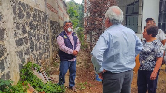 Durante la reunión en la que se mantuvo la Sana Distancia, los Ediles del Ayuntamiento, propietarios de los predios donde pasa el drenaje actualmente y vecinos, dialogaron mostrando en todo momento la disposición para dar solución a la problemática del drenaje que durante  varias administraciones no se ha podido resolver. 
