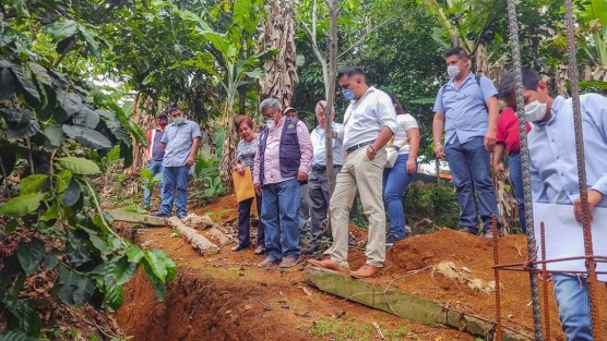 Durante la reunión en la que se mantuvo la Sana Distancia, los Ediles del Ayuntamiento, propietarios de los predios donde pasa el drenaje actualmente y vecinos, dialogaron mostrando en todo momento la disposición para dar solución a la problemática del drenaje que durante  varias administraciones no se ha podido resolver. 