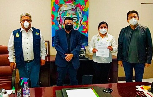 El alcalde de Teocelo, Mario A. Chama Díaz, en compañía del dirigente Estatal y diputado local por el Partido Encuentro Social, así como la Síndica Zaira del Carmen Martínez Andrade, fueron recibidos en el Congreso del Estado por el  Presidente de la Junta de Coordinación Política (Jucopo), diputado Juan Javier Gómez Cazarín, para entregar el acta de cabildo en la cual el ayuntamiento de Teocelo, al igual que otros Ayuntamientos, se suman para aprobar la Reforma Constitucional en materia Electoral del Estado de Veracruz.  