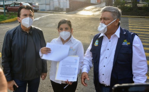 El alcalde de Teocelo, Mario A. Chama Díaz, en compañía del dirigente Estatal y diputado local por el Partido Encuentro Social, así como la Síndica Zaira del Carmen Martínez Andrade, fueron recibidos en el Congreso del Estado por el  Presidente de la Junta de Coordinación Política (Jucopo), diputado Juan Javier Gómez Cazarín, para entregar el acta de cabildo en la cual el ayuntamiento de Teocelo, al igual que otros Ayuntamientos, se suman para aprobar la Reforma Constitucional en materia Electoral del Estado de Veracruz.  