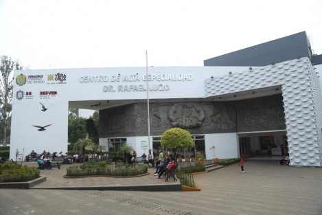Como parte de las estrategias para el fortalecimiento de la atención médica en la región de Xalapa, la Secretaría de Salud (SS) destinó al Centro de Alta Especialidad <em>Dr. Rafael Lucio</em> (CAE) para servicios de pacientes COVID-19, de patologías graves de medicina interna y ginecología, así como cuidados intensivos.