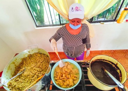 El Comedor Comunitario del Sistema Municipal DIF Teocelo rebasó este jueves las expectativas en una ardua jornada en la que se sirvieron 450 comidas en apoyo a las familias de Teocelo. 