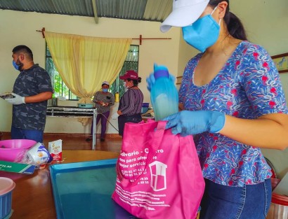 El día de ayer, jueves, el Comedor Comunitario del Sistema Municipal DIF Teocelo rebasa las expectativas en una ardua jornada en la que se sirvieron 450 comidas en apoyo a las familias de Teocelo. 