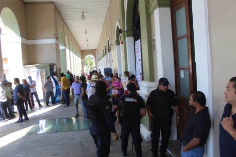Propietarios  de bares y cantinas de Córdoba acudieron al Palacio Municipal para dialogar con las autoridades municipales, llegando al acuerdo de que podrán operar como expendios de licor, para enmendar en algo la falta de ingresos por permanecer cerrados.  