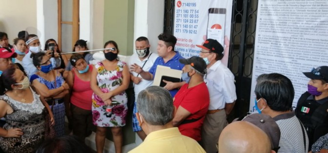 Propietarios  de bares y cantinas de Córdoba acudieron al Palacio Municipal para dialogar con las autoridades municipales, llegando al acuerdo de que podrán operar como expendios de licor, para enmendar en algo la falta de ingresos por permanecer cerrados.  