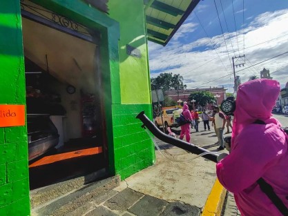 Con la entrada de la semaforización para el regreso a la nueva normalidad en el país ante la contingencia  por SARS-CoV-2 (COVID-19) y atendiendo a las disposiciones de las Autoridades Sanitarias Estatales, las cuales indican reforzar las medidas sanitarias y Estrategias Municipales dado que el Estado de Veracruz se mantiene en COLOR ROJO; el día de hoy se llevó a cabo la sanitización de establecimientos dedicados a la venta de carnes y lácteos de Teocelo. 