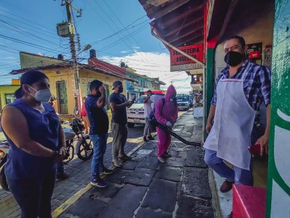 La Síndica Municipal, Zayra del Carmen Martínez Andrade, Titular de la Comisión de Comercio en coordinación con el Sistema Municipal DIF Teocelo que Preside Mara Chama Villa y el Área de Comercio del Municipio, implementan acciones de sanitización en establecimientos con  alta concentración de personas.  