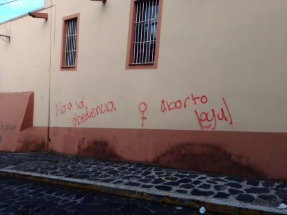 La mañana de este lunes, la iglesia de San José, en el centro  de Xalapa, amaneció graffiteada.  El edificio es una de las construcciones más antiguas de la  capital veracruzana, y propiedad de la nación.  