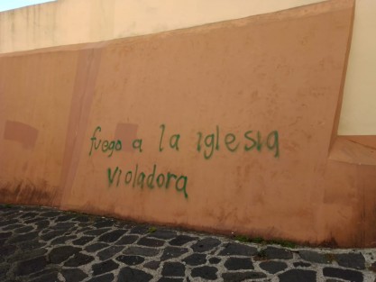 La mañana de este lunes, la iglesia de San José, en el centro  de Xalapa, amaneció graffiteada.  El edificio es una de las construcciones más antiguas de la  capital veracruzana, y propiedad de la nación.  