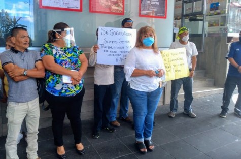 Comerciantes ambulantes del Parque Juárez con pancarta en mano pidieron a las autoridades estatales y municipales que los dejen trabajar,  ya que con esta cuarentena por el Coronavirus que ahora se extiende un mes más, no tienen ningún ingreso para sobrevivir.
