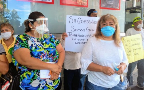 Comerciantes ambulantes del Parque Juárez con pancarta en mano pidieron a las autoridades estatales y municipales que los dejen trabajar,  ya que con esta cuarentena por el Coronavirus que ahora se extiende un mes más, no tienen ningún ingreso para sobrevivir.