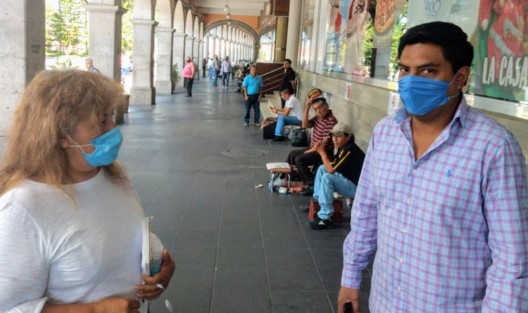 Comerciantes ambulantes del Parque Juárez con pancarta en mano pidieron a las autoridades estatales y municipales que los dejen trabajar,  ya que con esta cuarentena por el Coronavirus que ahora se extiende un mes más, no tienen ningún ingreso para sobrevivir.