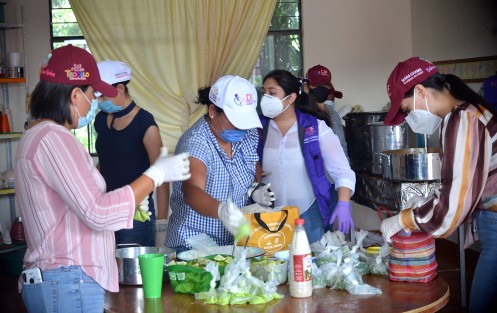  El Comedor Comunitario del Sistema Municipal DIF Teocelo continúa con sus arduas  jornadas de trabajo en la que se obsequia comida en apoyo a las familias de Teocelo.  
