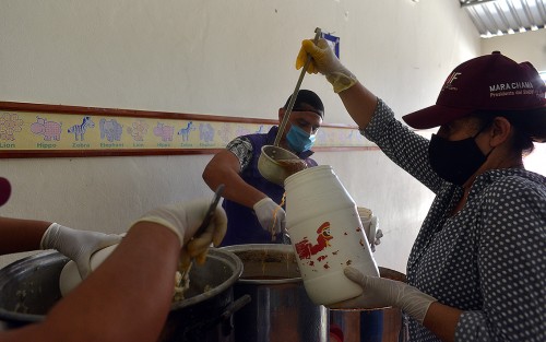  El Comedor Comunitario del Sistema Municipal DIF Teocelo continúa con sus arduas  jornadas de trabajo en la que se obsequia comida en apoyo a las familias de Teocelo.  