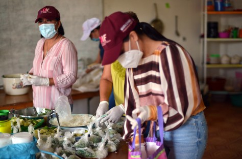  El Comedor Comunitario del Sistema Municipal DIF Teocelo continua con sus arduas  jornadas de trabajo en la que se obsequia comida en apoyo a las familias de Teocelo.  