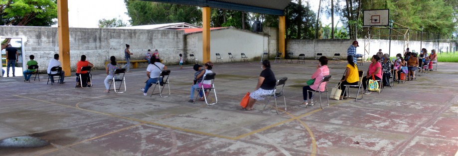 Minutos antes de las 3:00 pm ciudadanos de Teocelo se congregaron en las instalaciones del DIF Municipal para ingresar y recibir alimentos para sus familias, durante el horario establecido para el Comedor Comunitario, madres de familia, adultos mayores, jóvenes y niños, siguieron las medidas de prevención y  en todo momento conservaron la Sana Distancia. 