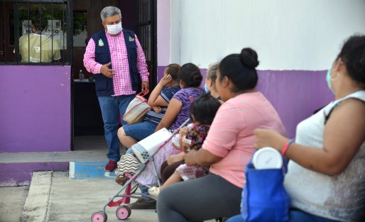 Minutos antes de las 3:00 pm ciudadanos de Teocelo se congregaron en las instalaciones del DIF Municipal para ingresar y recibir alimentos para sus familias, durante el horario establecido para el Comedor Comunitario, madres de familia, adultos mayores, jóvenes y niños, siguieron las medidas de prevención y  en todo momento conservaron la Sana Distancia. 