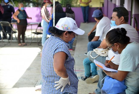 Minutos antes de las 3:00 pm ciudadanos de Teocelo se congregaron en las instalaciones del DIF Municipal para ingresar y recibir alimentos para sus familias, durante el horario establecido para el Comedor Comunitario, madres de familia, adultos mayores, jóvenes y niños, siguieron las medidas de prevención y  en todo momento conservaron la Sana Distancia. 