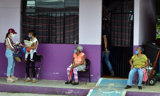 Minutos antes de las 3:00 pm ciudadanos de Teocelo se congregaron en las instalaciones del DIF Municipal para ingresar y recibir alimentos para sus familias, durante el horario establecido para el Comedor Comunitario, madres de familia, adultos mayores, jóvenes y niños, siguieron las medidas de prevención y  en todo momento conservaron la Sana Distancia. 