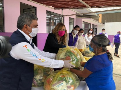 Rebeca Quintanar Barceló, directora general del DIF Estatal Veracruz, estuvo en el municipio de Teocelo, Ver., en donde en compañía del alcalde, Mario Chama Díaz y la Presidenta del DIF Municipal Teocelo, entregaron despensas a la población vulnerable.

