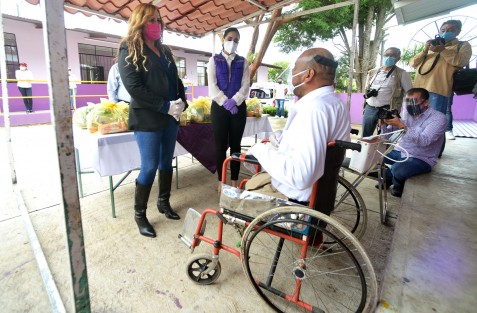 El día de hoy el Municipio de Teocelo recibió la visita de la Directora del DIF Estatal la Lic. Rebeca Quintanar Barceló en las oficinas del Sistema Municipal DIF Teocelo, que preside Mara Chama Villa; el Alcalde Mario Antonio Chama Díaz, La Sindica Municipal, Zayra del Carmen Martínez y la Secretaria del Ayuntamiento, Trinidad Martínez Larios, estuvieron presentes en la recepción y recorrido por las instalaciones del DIF Teocelo. 