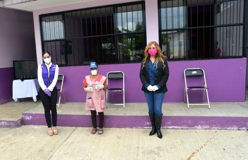 El día de hoy el Municipio de Teocelo recibió la visita de la Directora del DIF Estatal la Lic. Rebeca Quintanar Barceló en las oficinas del Sistema Municipal DIF Teocelo, que preside Mara Chama Villa; el Alcalde Mario Antonio Chama Díaz, La Sindica Municipal, Zayra del Carmen Martínez y la Secretaria del Ayuntamiento, Trinidad Martínez Larios, estuvieron presentes en la recepción y recorrido por las instalaciones del DIF Teocelo. 