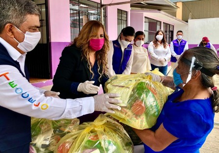 Durante la visita la Directora del DIF Estatal, realizó la entrega simbólica de despensas, láminas y apoyos alimentarios emergentes en beneficio de niña, niños, adultos mayores y personas con discapacidad, cuya situación de vulnerabilidad se ha agudizado durante esta contingencia en Cabecera Municipal y Comunidades de la Tierra del Dios tigre.  