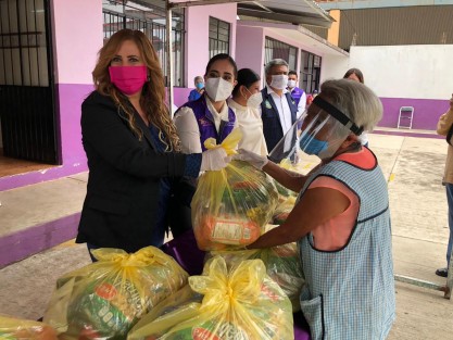 Durante la visita la Directora del DIF Estatal, realizó la entrega simbólica de despensas, láminas y apoyos alimentarios emergentes en beneficio de niña, niños, adultos mayores y personas con discapacidad, cuya situación de vulnerabilidad se ha agudizado durante esta contingencia en Cabecera Municipal y Comunidades de la Tierra del Dios tigre.  